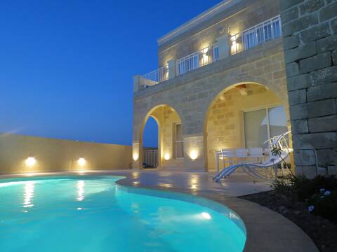Gozo: Luxury house with indoor/outdoor pool