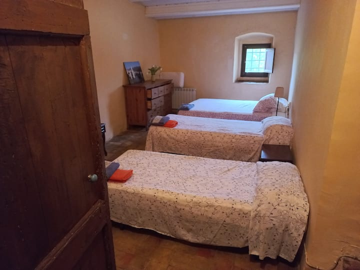 Chumba cha watu watatu: kitanda 1 cha watu wawili na vitanda 2 vya mtu mmoja