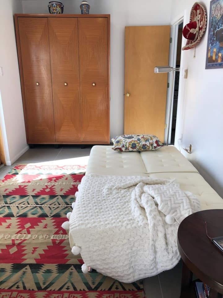 Fouton - سرير مزدوج - مطوي للنوم. حجم السرير يصبح مزدوجًا. ملاءات ووسائد وبطانيات إضافية في الخزانة. الأرضية مبلطة. سجادة المنطقة اختيارية. 