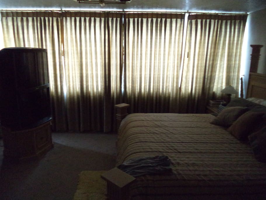 dormitorio master cama 3 plazas con baño privado