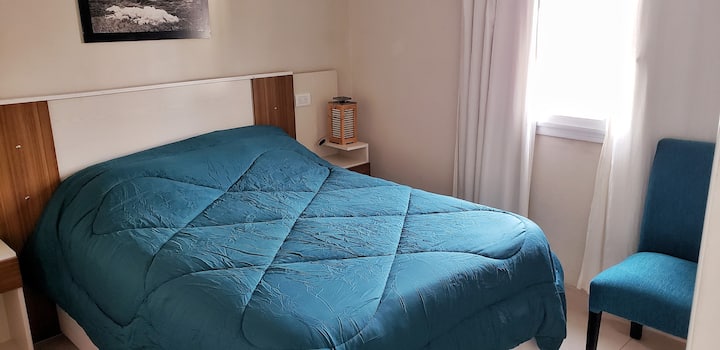 CHUMBA CHENYE KITANDA CHA WATU WAWILI - MWONEKANO WA BAHARI - KABATI - TV