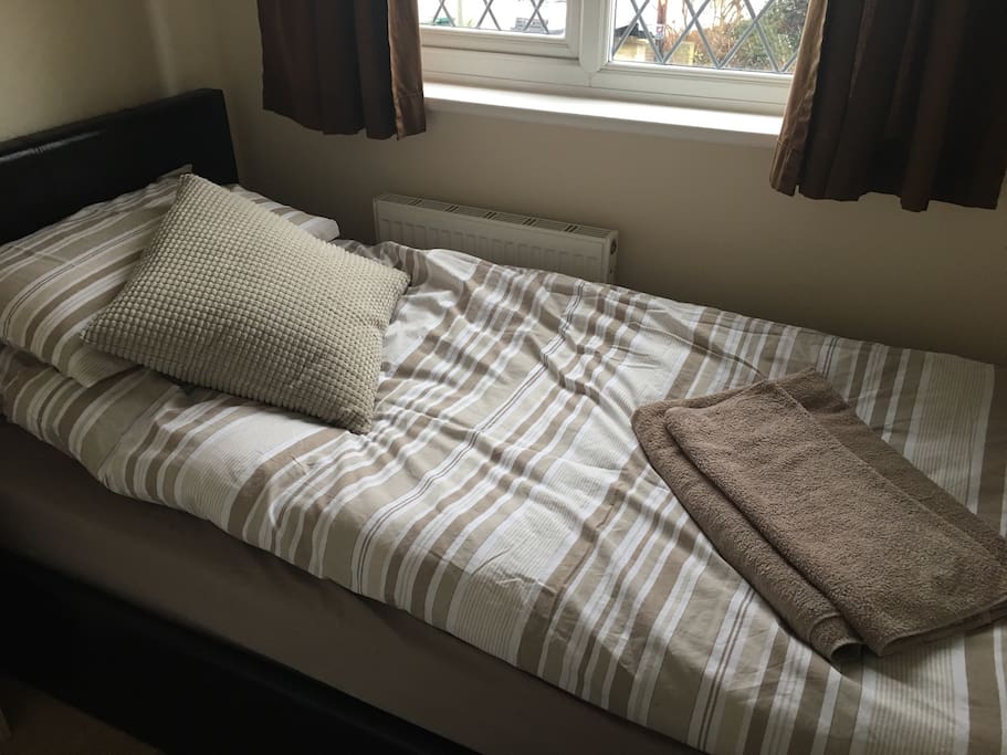 Clean bedding and towels supplied