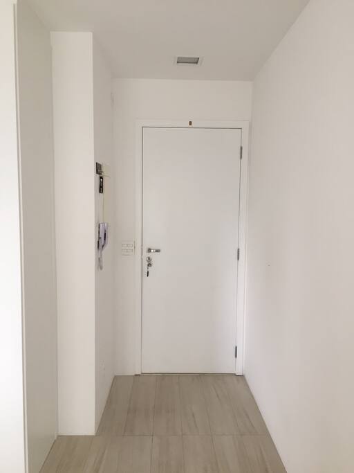 Corredor da entrada com interfone e porta chaves