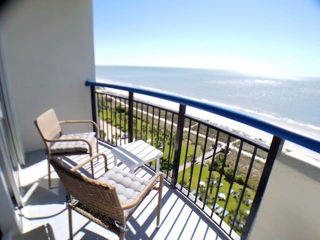 Amazing view Oceanfrt Balcony* Summer dates open