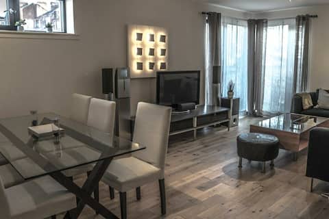 Top performing Airbnb: Contemporary West End Apartment in West End