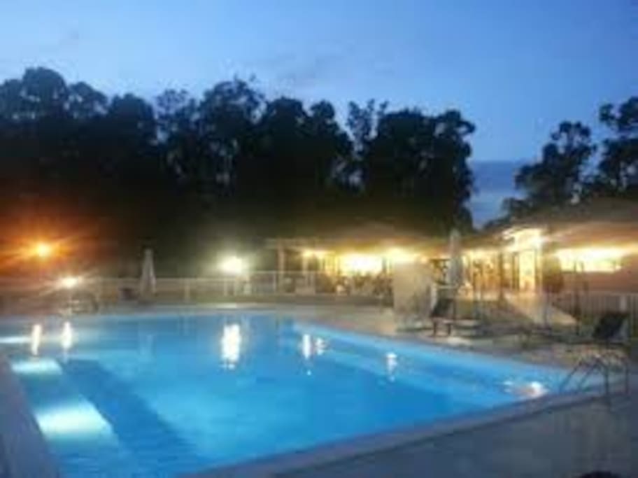 la piscine et le restaurant