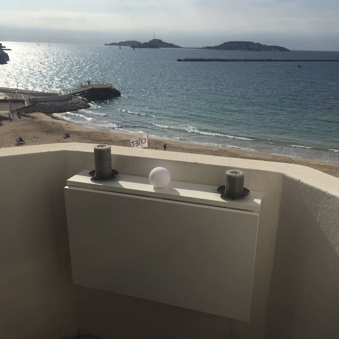 Balcon avec table amovible pour des apéros couché de soleil