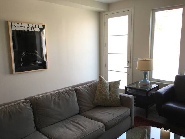 New 4 Level Townhome Close to Downtown gallery image 3