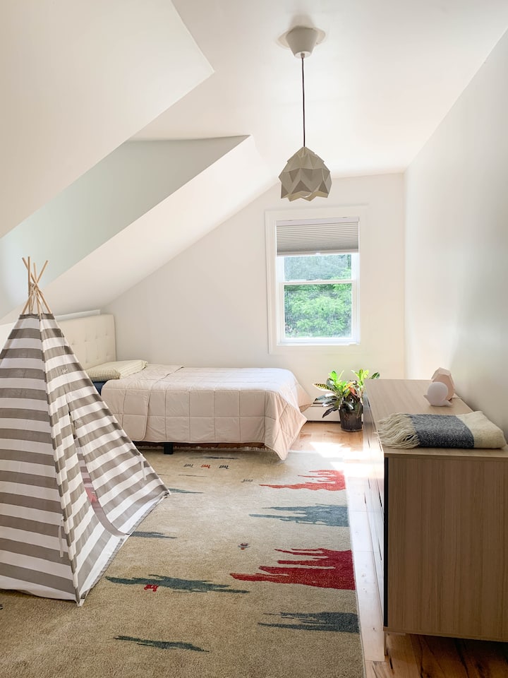 ห้องนอนที่สามบนชั้นแรกพร้อมเตียงแฝดสองหลังเหมาะสำหรับเด็กหรือผู้ใหญ่สองคน 