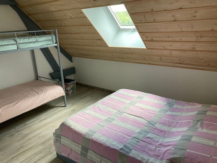 Première chambre avec lit de 140 et lits superposés 