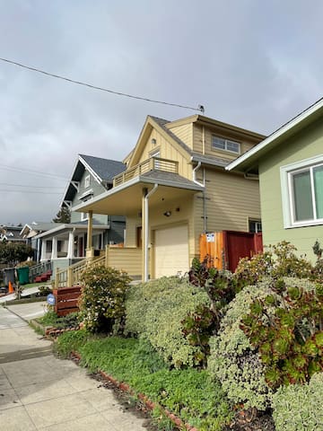 Easy commute! Nice 2 houses 4br 3bath/Parking!