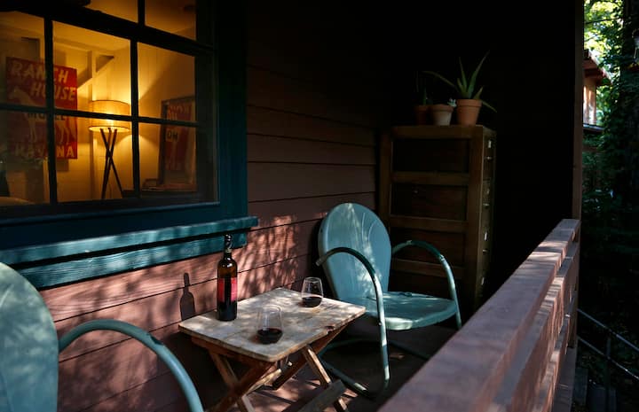 Peaceful Redwoods River Cabin in Wine Country