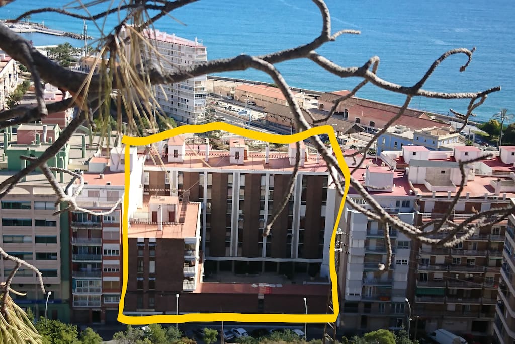 Edificio apartamento visto desde la montaña de enfrente