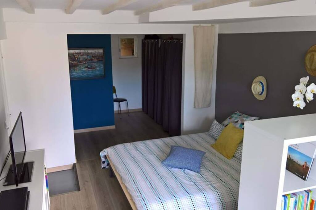 Rien que pour les parents! Chambre, bureau, salle de bains sur cour fermée.