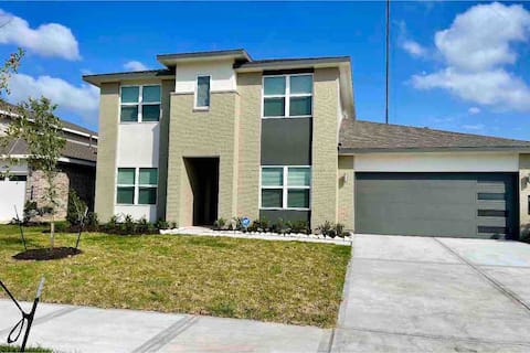 Brand new luxury 5 bedroom smart home