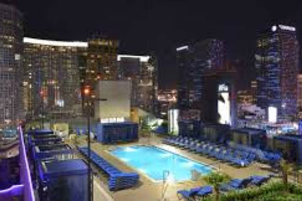 Rooftop Pool and Hot Tub with Cabanas, BBQ Amenities, and a Amazing View!!