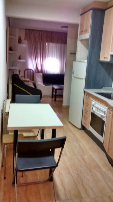Apartamento en buen estado recién reformado de dos habitaciones, una doble y una individual, con posibilidad de añadir sofá cama. Situado en el centro del pueblo (plaza del cristo). Fresco para el verano ya que esta situado en la parte de la sombra.