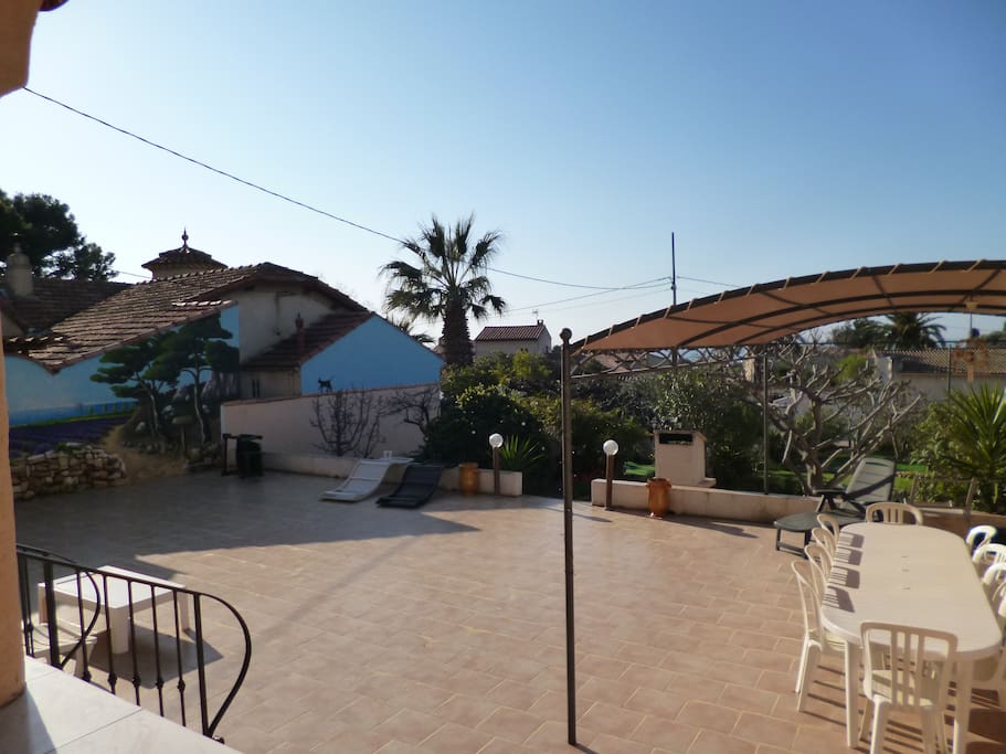 Terrasse de 140M2 avec pergola table transats BBQ