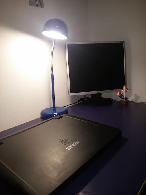 Large bureau avec écran connectable et lampe