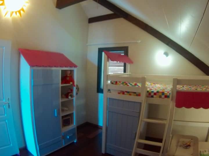 Dječja soba: mezaninski krevet za odrasle od 90 x 200 inča, kišobranski krevet/ 2. dodatni krevet dimenzija 80 cm x 190 cm, oprema za brigu o djeci,  igre i igračke, ... Maxi sun.