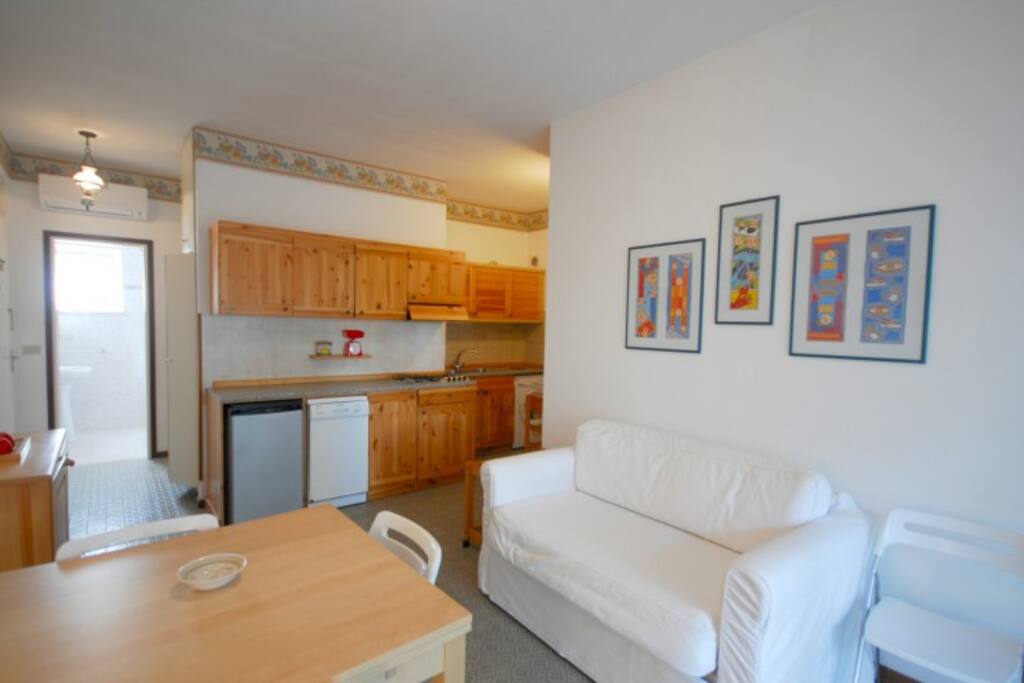 Soggiorno con angolo cottura e divano letto | Living room with kitchen corner and sofa bed