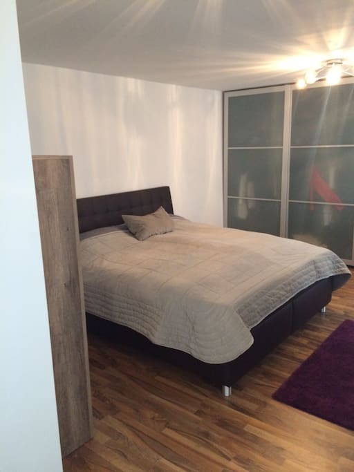 Schlafzimmer ist groß und geräumig, das große Bett bietet Platz für 2 Personen.