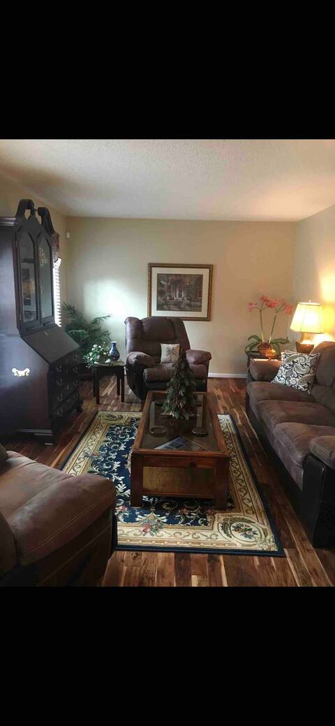 Popular Airbnb listing: "Patricia's" Large 4 Bedroom Home No parties!!! in Greensboro / High Point