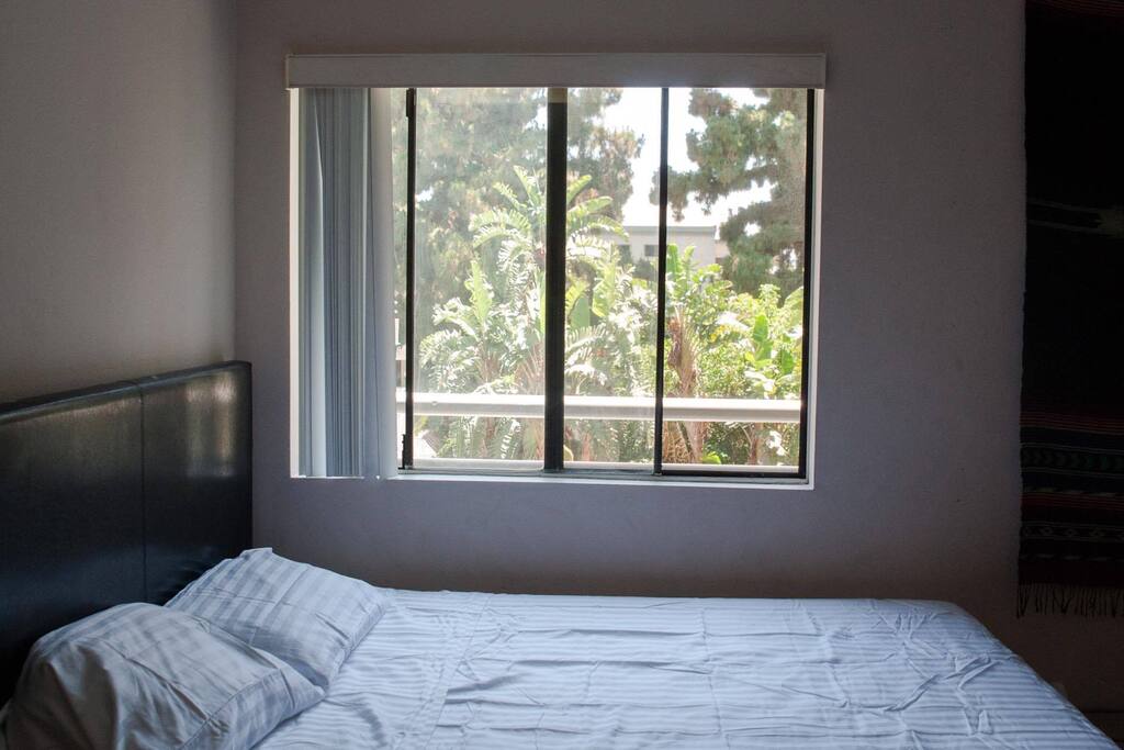 Queen bed with beautiful view!