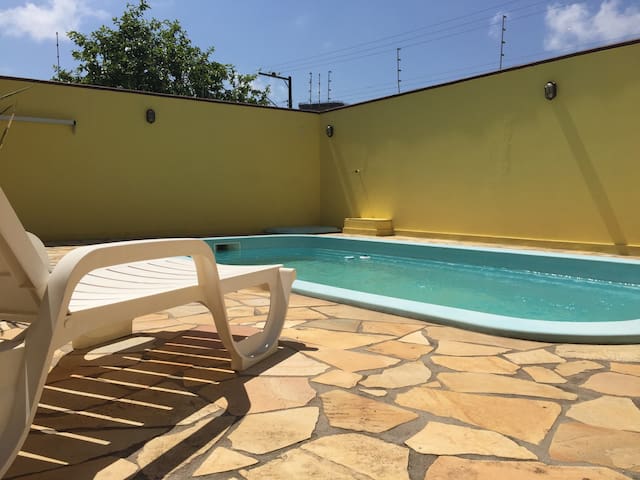 Casa com piscina e próxima da praia em Itapema!