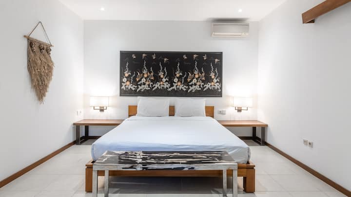 Bedroom number 2 (Garden Bedroom) – These upper-level rooms each feature a king-size bed with high-quality bedding, enclosed open-air bathrooms, and peaceful garden views. Ideal for restful nights in a quiet corner of the villa.