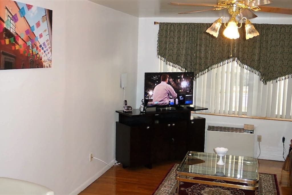 Spacious Living room with Smart TV and a sunken floor