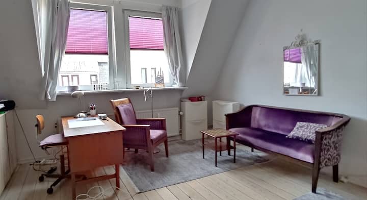 Das kleine lila Schlafzimmer mit dem Erbstück-Sofa, Retro-Schreibtisch,gute  Verdunkelungs -Plissees
El pequeño dormitorio púrpura con el sofá cubierto de la abuela y Retro 
escritorio
El dormitorio pequeño con una cama 