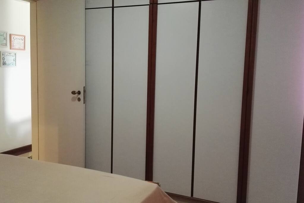 O roupeiro do quarto principal é super espaçoso!