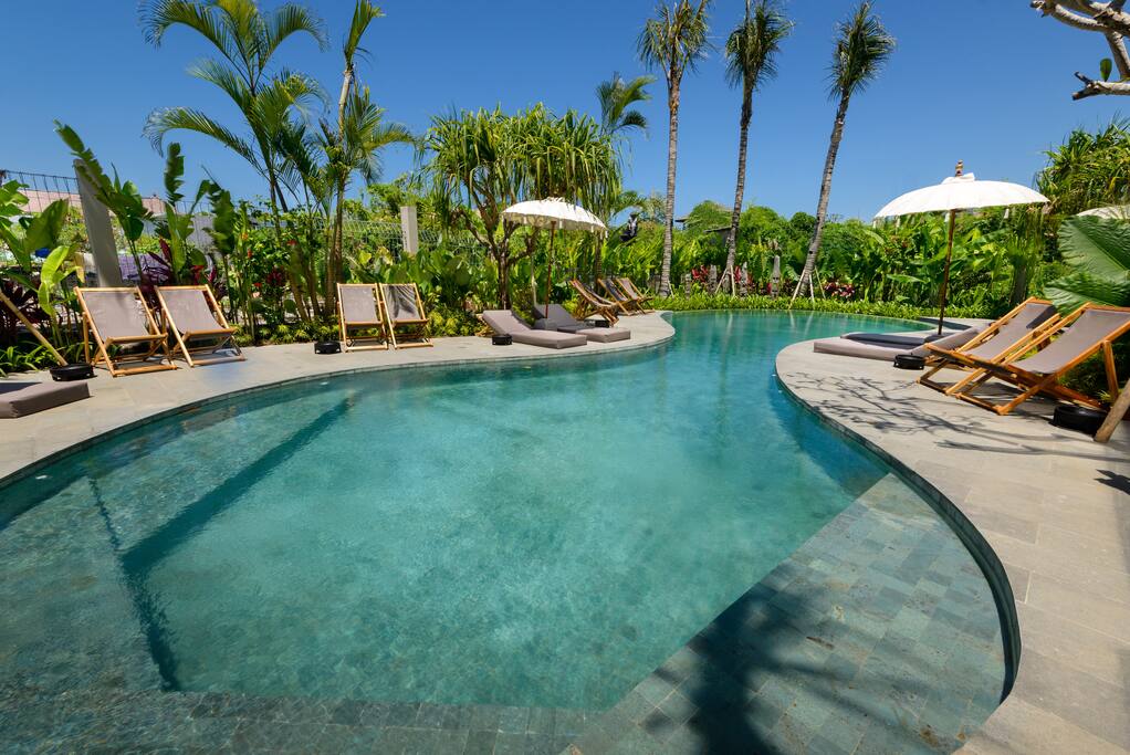 Pool view.Attracting no ?