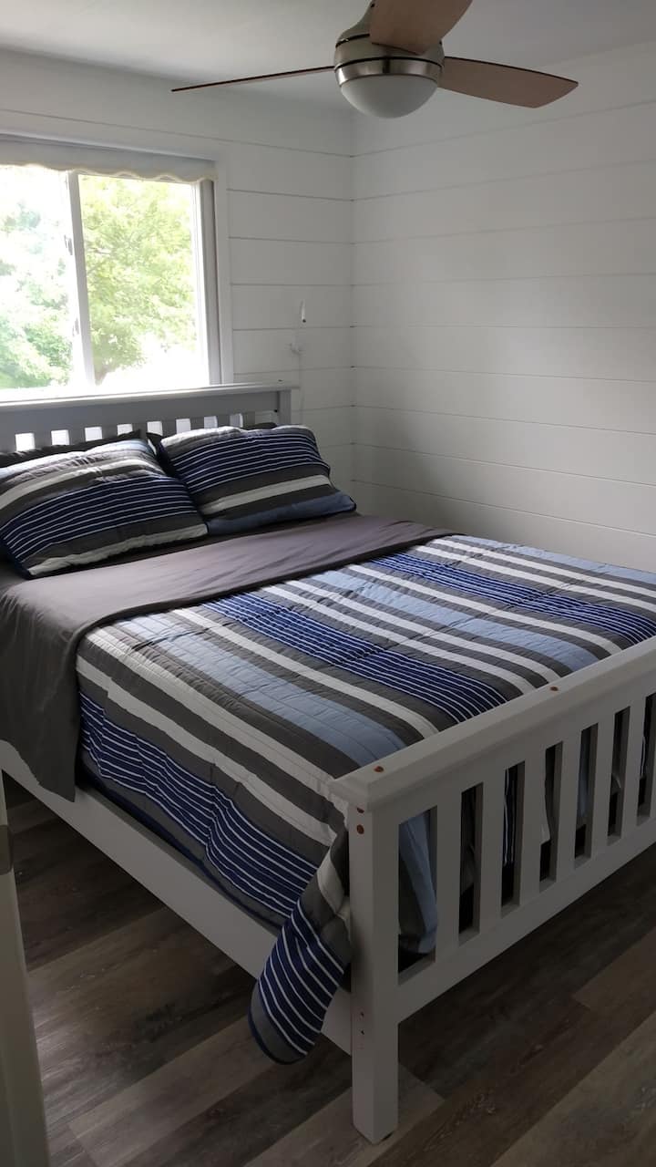 Chambre avec lit Queen Size et vue sur le lac. 