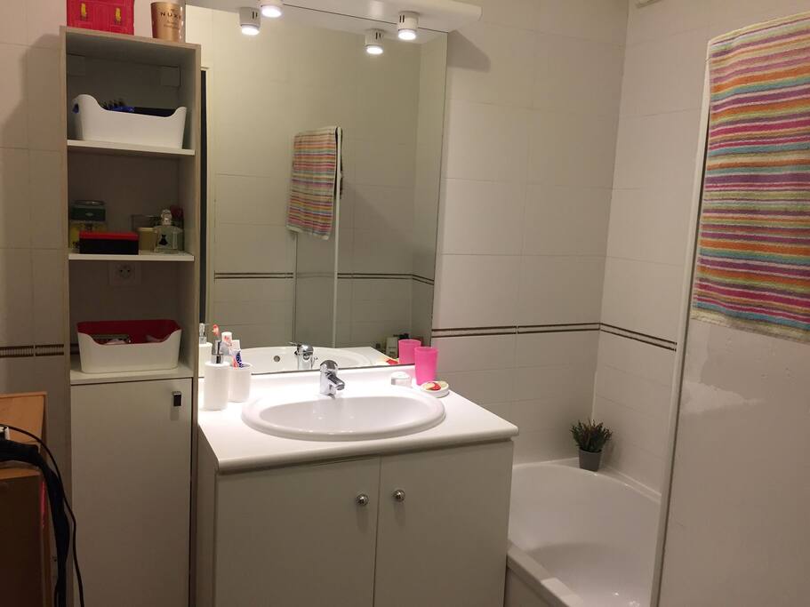 Salle de bain avec baignoire.