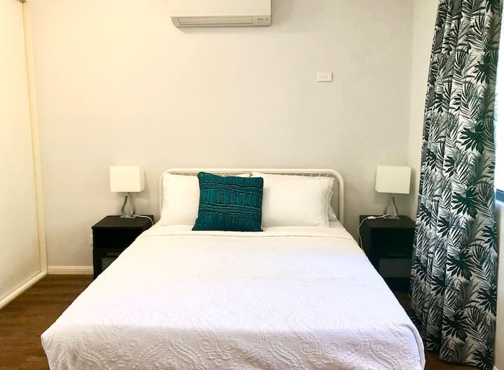 第二间卧室配有一张标准双人床和酒店品质的床上用品，让您睡个好觉。 
