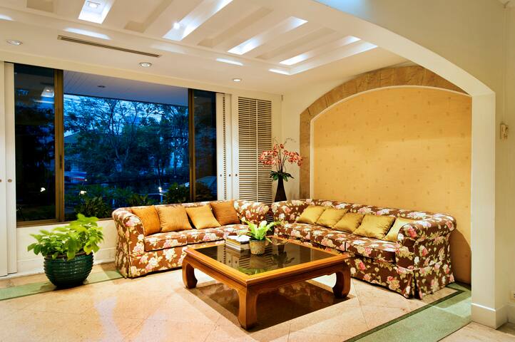 Luxury 3 Bedrooms Suite @BTS Phrompong gallery image 5