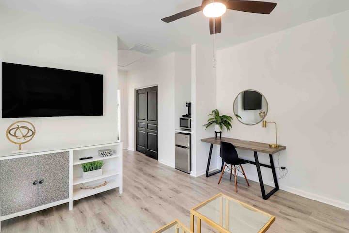 Savvy Blue Private King Suite With Den - Tybee Island, GA