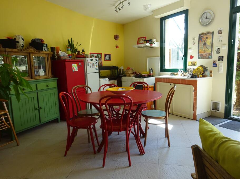 Coin repas dans la pièce principale.