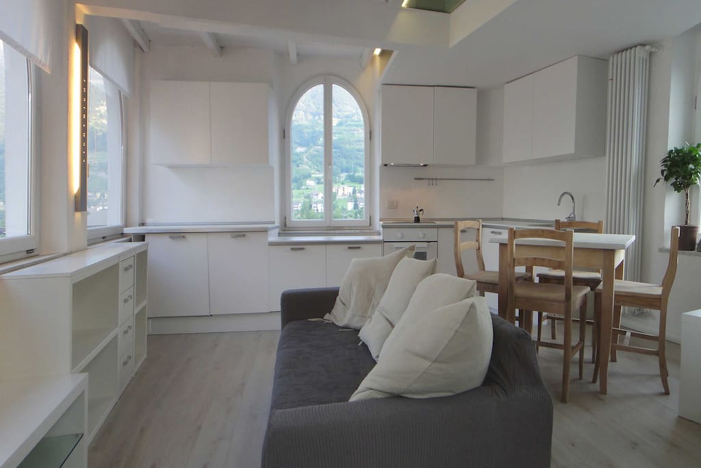 La cucina, il soggiorno e la zona pranzo