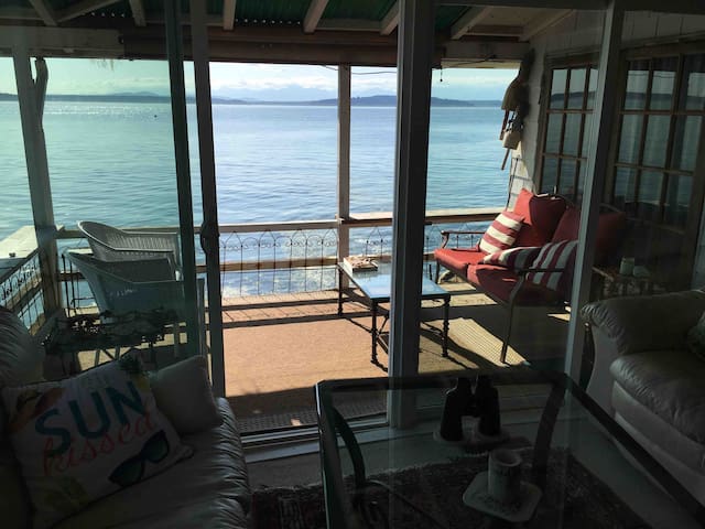 Beach house on water. Ocean view. Close to Alki