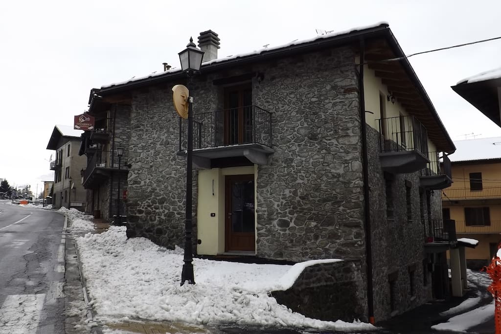 casa storica vista dalla strada