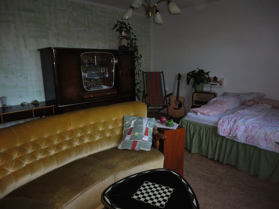 geräumiges Wohn-/Schlafzimmer