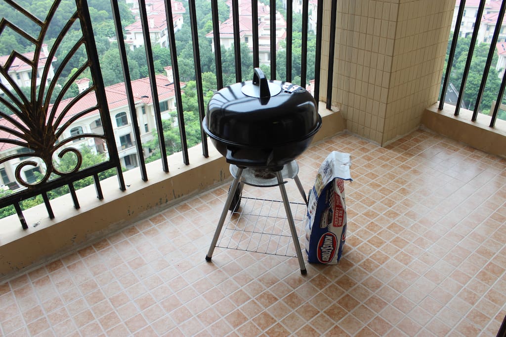 living room balcony with BBQ stove and charcoal 客厅阳台配有苹果烧烤炉和碳