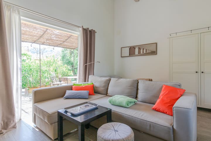 charming 35 m2 studio in villa with swimming pool