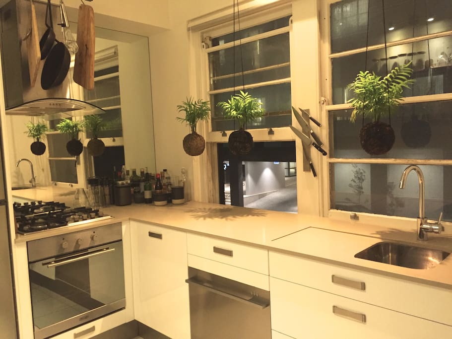 Fully equipped kitchen for the food lovers. Free nespresso coffee and thé for the guests every day. If you need to wash clothes, there is a washing machine/dryer at your disposal.