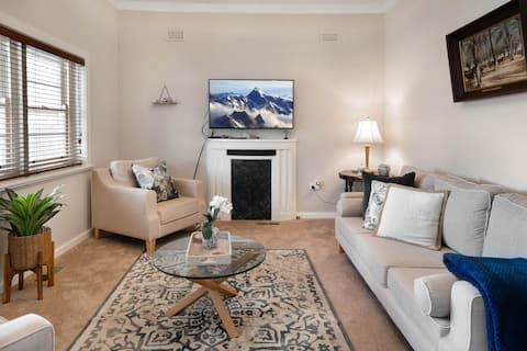 Top performing Airbnb: Central cosy cottage, 2 living areas and bathrooms in Wagga Wagga