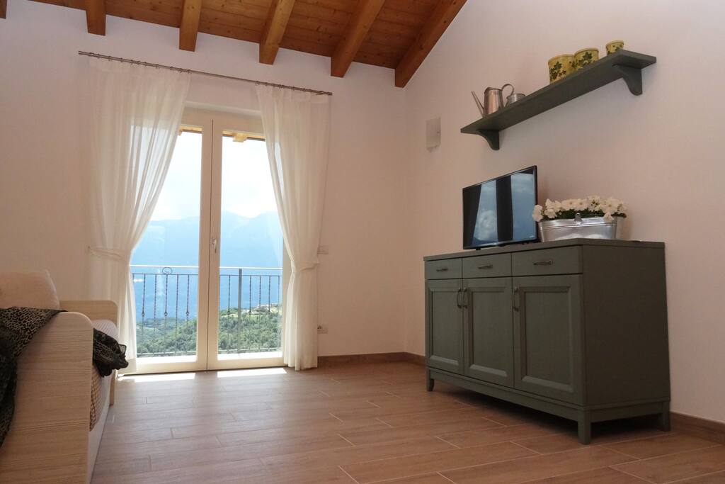 Soggiorno con cucina - Living room with kitchen