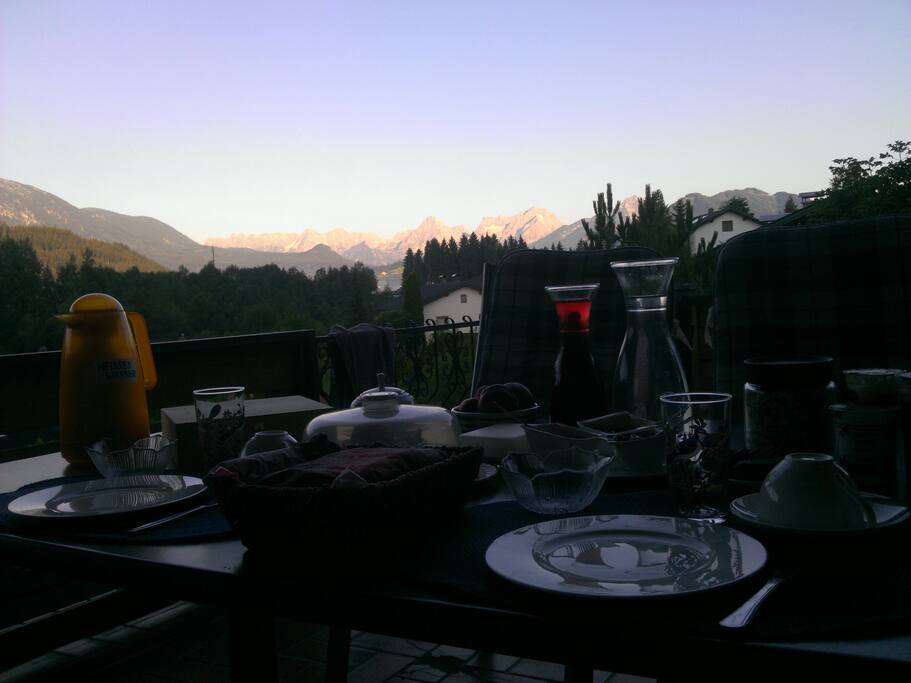 Früchstück mit Panorama Aussicht